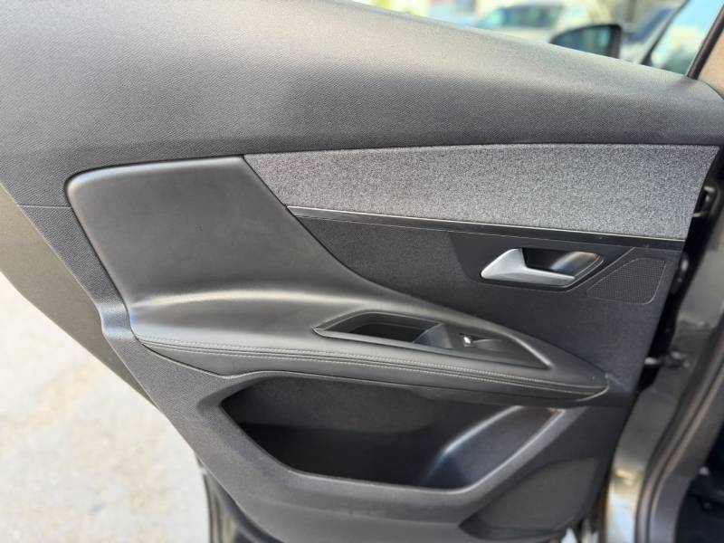 Peugeot 3008 2018 (18)